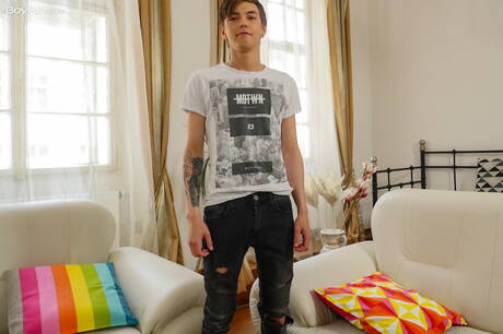 Twink Beno Eker posiert nackt und zeigt schönen Hintern