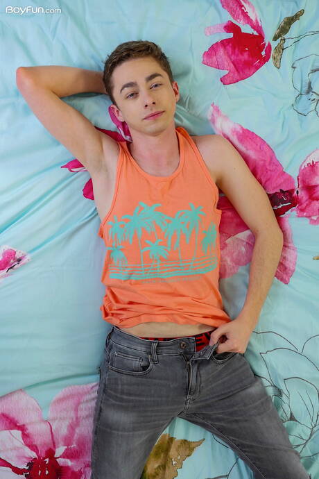 Boyfun: 漂亮男孩傑克·弗林裸體擺姿勢，露出臀部