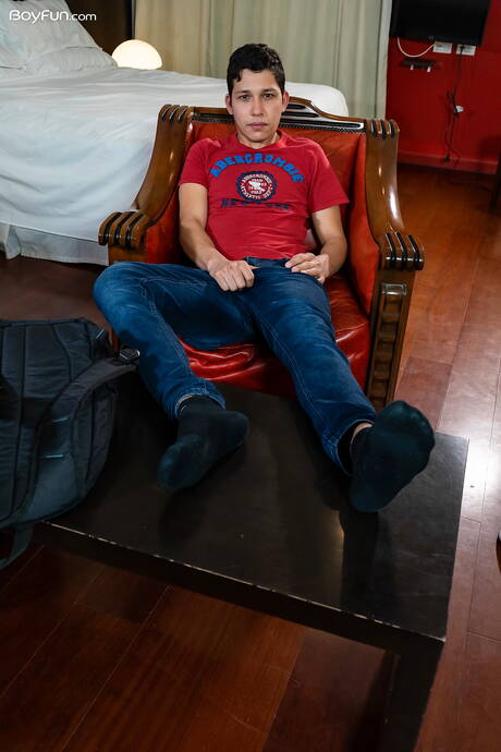 Młody chłopak Jonas Cabello masturbuje się swoim penisem