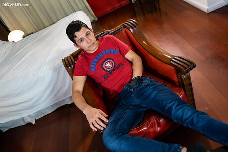 Młody chłopak Jonas Cabello masturbuje się swoim penisem