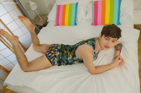 Der junge Kerl Curtis Cameron zeigt einen wunderschönen Körper