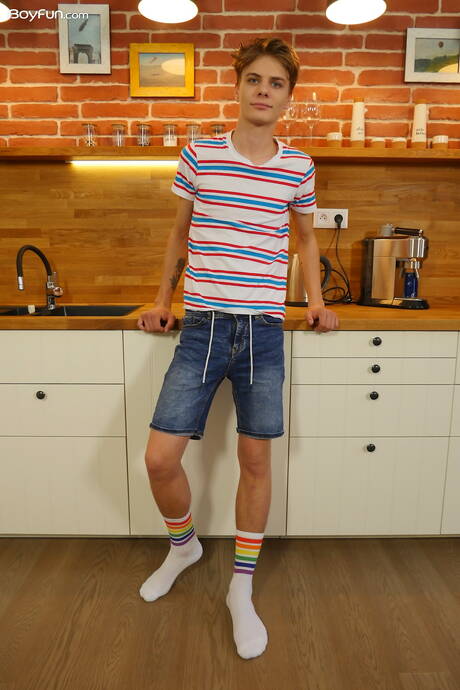 Der junge Kerl Kieran Karlsson zieht sich aus und zeigt seinen heißen Hintern in der Küche