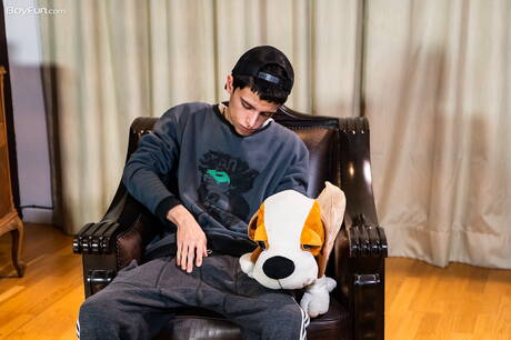 Piękny chłopak Gavin Becerra drażni swojego kutasa