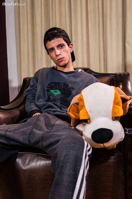 Piękny chłopak Gavin Becerra drażni swojego kutasa