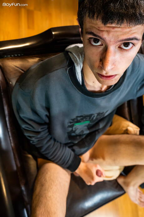 Piękny chłopak Gavin Becerra drażni swojego kutasa
