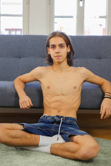 Le beau garçon Jake Olsen pose nu