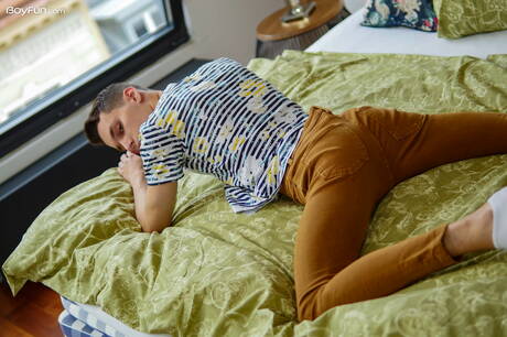 Ładny chłopak Darin Boswell rozbiera się i pokazuje ciasny tyłek