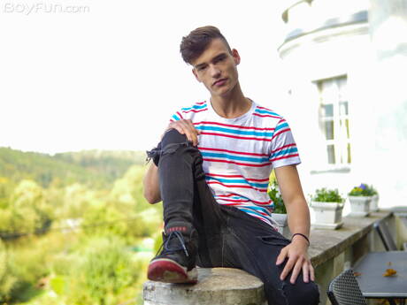 Der schöne Junge Johnny Walsh posiert nackt und zeigt einen schönen Arsch im Freien