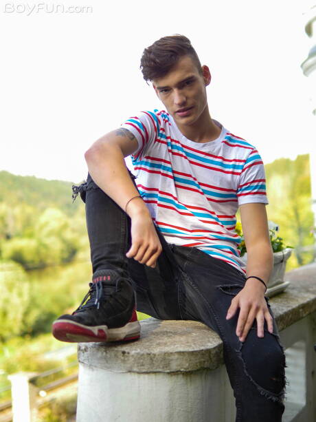 Der schöne Junge Johnny Walsh posiert nackt und zeigt einen schönen Arsch im Freien