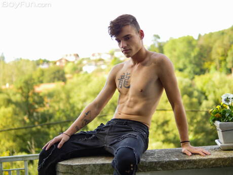 Der schöne Junge Johnny Walsh posiert nackt und zeigt einen schönen Arsch im Freien