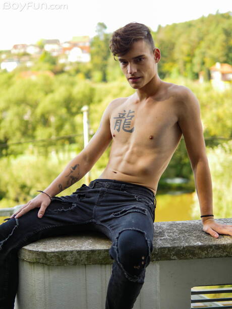 Der schöne Junge Johnny Walsh posiert nackt und zeigt einen schönen Arsch im Freien