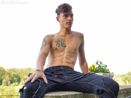 Der schöne Junge Johnny Walsh posiert nackt und zeigt einen schönen Arsch im Freien