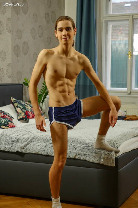 Der junge Jake Olsen zeigt einen wunderschönen Körper