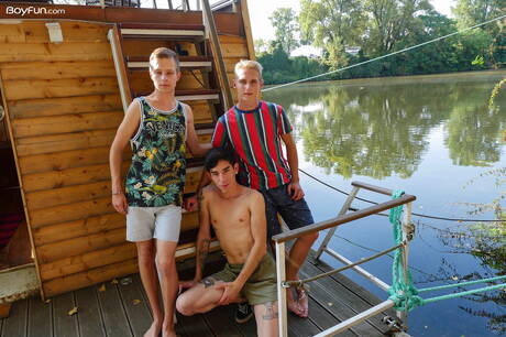 Les beaux mecs Ben Kingston, Oliver Morgenson et Roman Capellini se sont baisés dehors