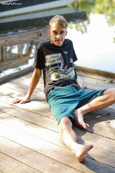 Der junge Ron Negba zieht sich aus und zeigt seinen knackigen Hintern im Freien