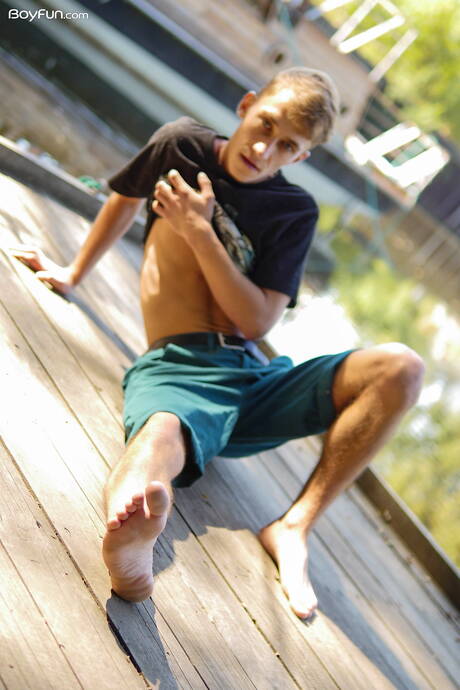 Der junge Ron Negba zieht sich aus und zeigt seinen knackigen Hintern im Freien