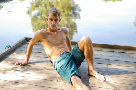 Der junge Ron Negba zieht sich aus und zeigt seinen knackigen Hintern im Freien