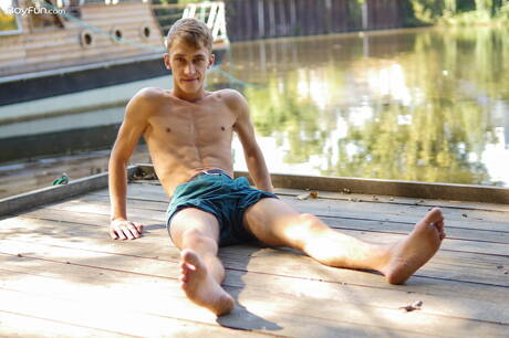 Der junge Ron Negba zieht sich aus und zeigt seinen knackigen Hintern im Freien