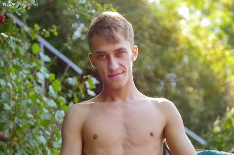 Der junge Ron Negba zieht sich aus und zeigt seinen knackigen Hintern im Freien