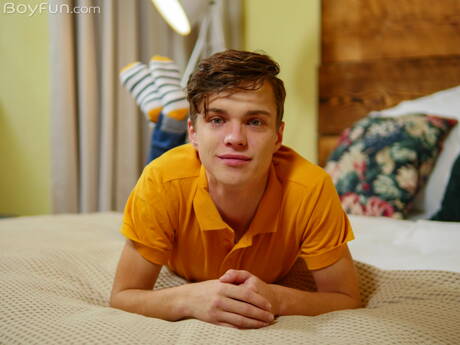 Knappe jongen Jean Gilliam poseert naakt en laat zijn strakke kont zien