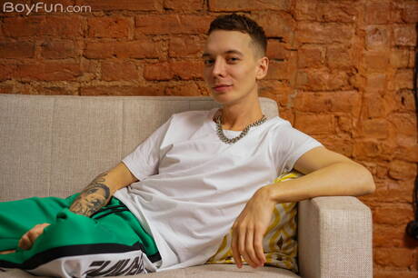 Der junge Christian Hermes posiert nackt