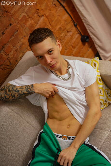 Der junge Christian Hermes posiert nackt