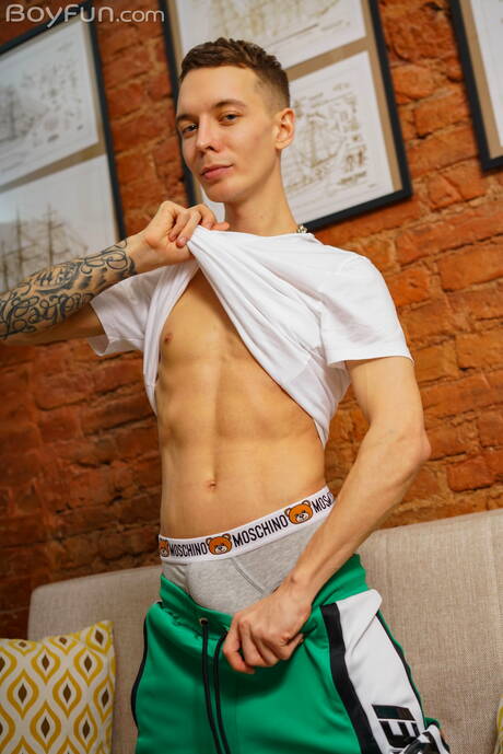 Der junge Christian Hermes posiert nackt