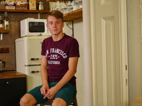 Il giovane ragazzo ceco Mark Troy si spoglia e mostra il suo bel culo in cucina