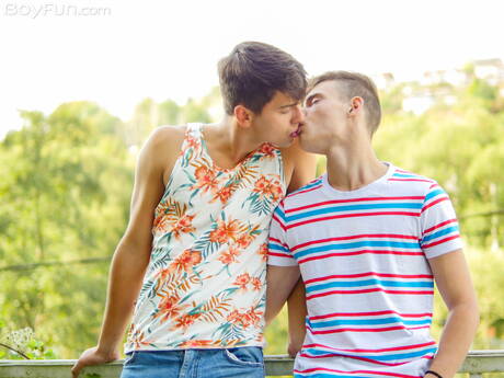 Heiße tschechische Jungs, der schöne Junge Finn Harper und der Twink Johnny Walsh in einer heißen homosexuellen Szene im Bad