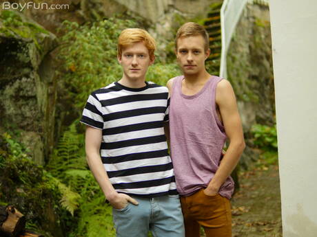 Heiße tschechische Jungs, der heiße Twink Ben Kingston und der schöne Junge Tom Malone ficken nach einem Blowjob im Freien in den Arsch