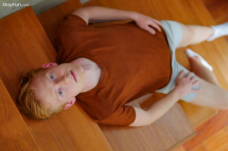 Der junge Tom Malone zieht sich aus und zeigt seinen heißen Hintern