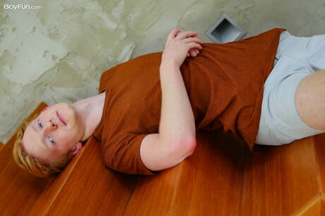 Der junge Tom Malone zieht sich aus und zeigt seinen heißen Hintern