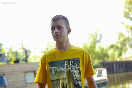 Jonge kerel Ben Kingston kleedt zich uit en laat zijn kont buiten zien