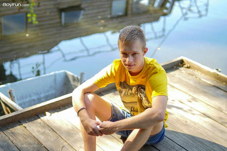 Jonge kerel Ben Kingston kleedt zich uit en laat zijn kont buiten zien