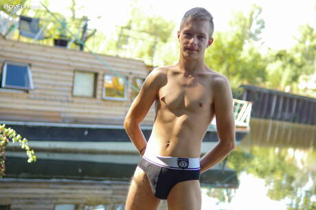 Jonge kerel Ben Kingston kleedt zich uit en laat zijn kont buiten zien