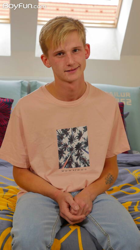 Boyfun: Beau garçon Alex Law posant nu et montrant de belles fesses