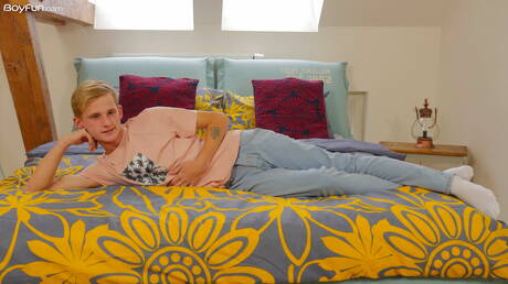 Der schöne Junge Alex Law posiert nackt und zeigt einen schönen Hintern