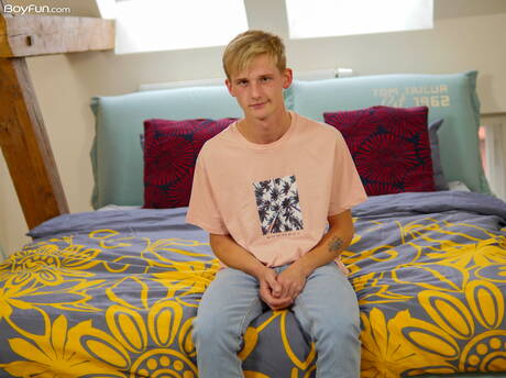Der schöne Junge Alex Law posiert nackt und zeigt einen schönen Hintern