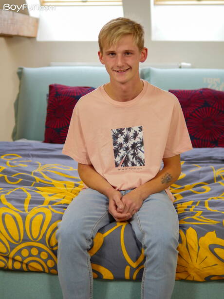 Der schöne Junge Alex Law posiert nackt und zeigt einen schönen Hintern