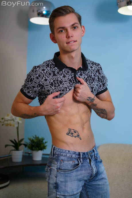 Boyfun: 알몸으로 포즈를 취하고 탄탄한 엉덩이를 보여주는 육감적인 토미 골드