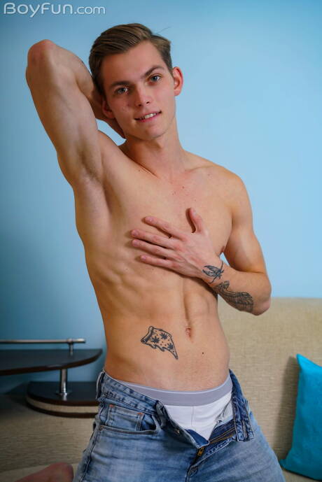 Beefy Tommy Gold posing naked and showing tight ass