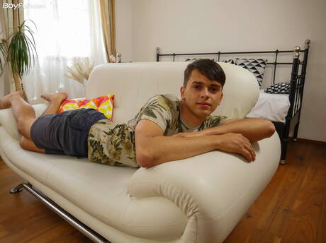 Czech beautiful boy Finn Harper posing naked and showing nice ass