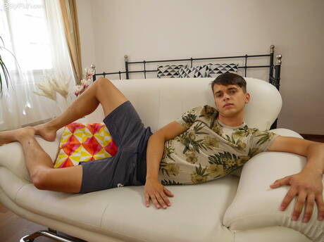 Der schöne Tscheche Finn Harper posiert nackt und zeigt einen schönen Hintern