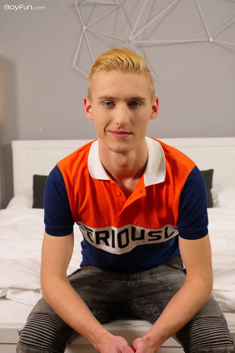 性感小鮮肉Oliver Morgenson裸體擺造型，秀出性感翹臀