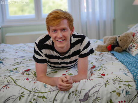 Der hübsche Junge Tom Malone posiert nackt und zeigt seinen Hintern