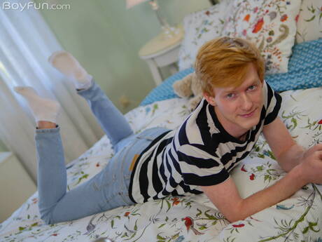 Der hübsche Junge Tom Malone posiert nackt und zeigt seinen Hintern