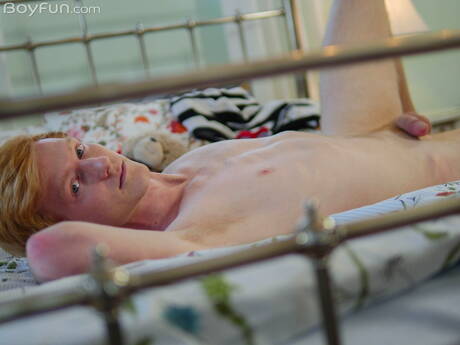 Der hübsche Junge Tom Malone posiert nackt und zeigt seinen Hintern