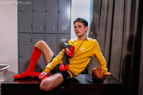 Latin hot twink Gil Donovan wanking