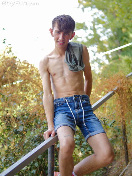 Pretty boy Andy Ford get naked and showing his butt outside