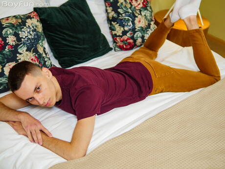 Twink Darin Boswell rozbiera się i pokazuje gorący tyłek